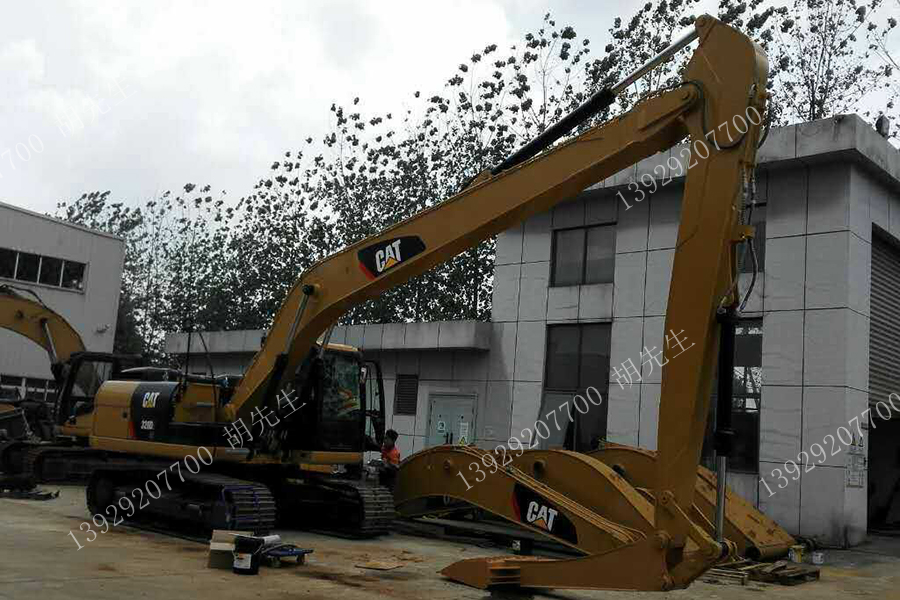 CAT320-JCB-AL-20210915-F-02.jpg